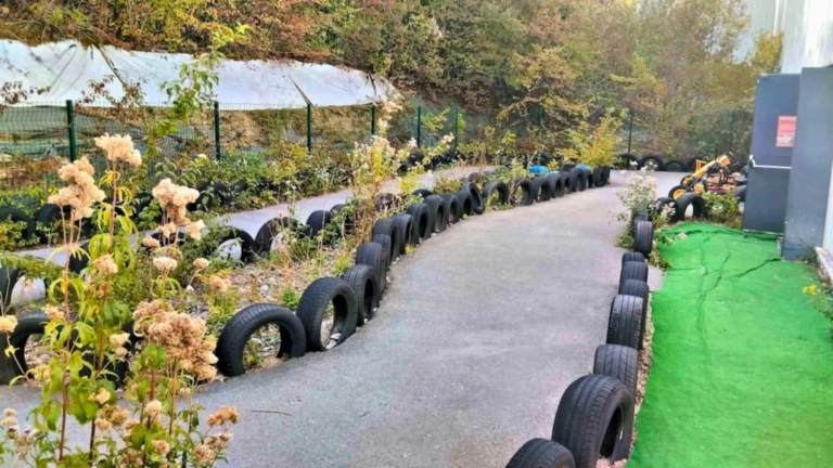 Piste extérieure pour véhicules enfants chez Okidok Besançon