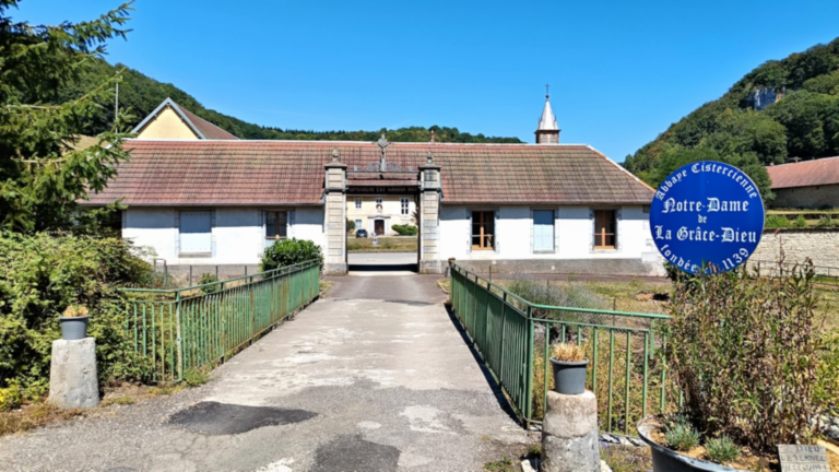 Entrée principale de l’abbaye Notre-Dame de la Grâce-Dieu à Chaux-lès-Passavant