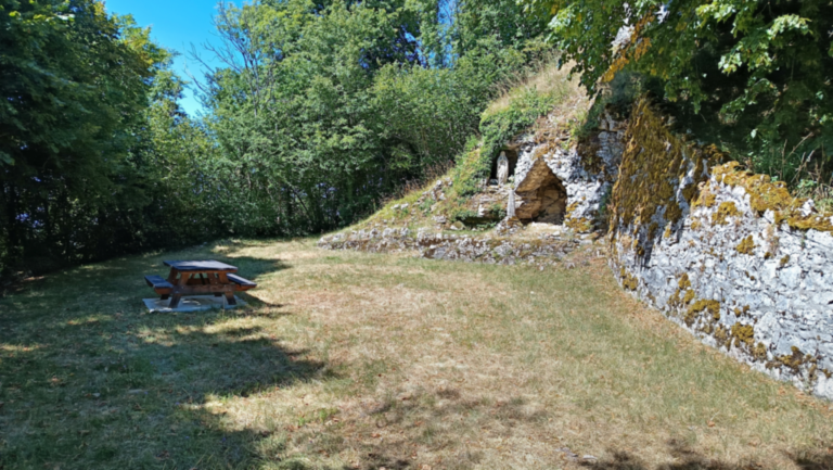 Aire ombragée avec table de pique-nique dans la partie basse du belvédère de Passavant