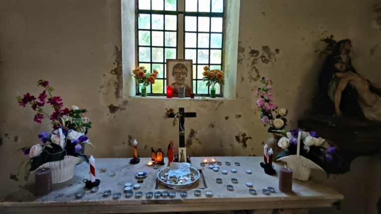 Autel fleuri et bougies dans la chapelle Saint-Ermenfroi