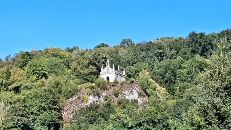 Chapelle Saint-Ermenfroi visible sur son éperon rocheux depuis le Val de Cusance