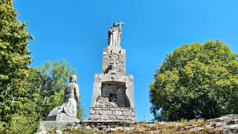 Monument du Christ-Roi et statue agenouillée de saint Joseph Marchand à Passavant
