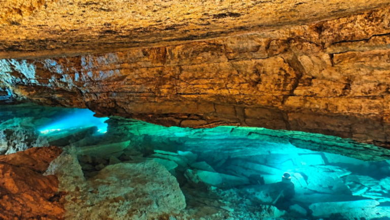 Eau turquoise laissant apparaître les rochers au fond de la rivière souterraine de Bèze