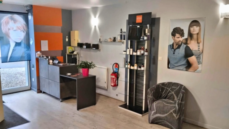 Espace accueil et caisse du salon Emm’Style Coiffure à Geneuille, avec un présentoir de produits capillaires