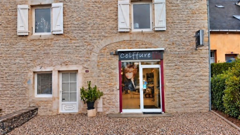 Façade en pierre et entrée du salon Emm’Style Coiffure à Geneuille, dans le Doubs.