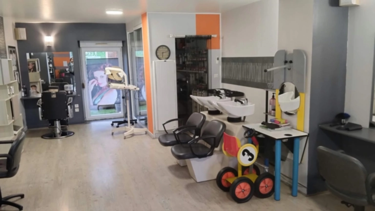 Espace shampoing du salon Emm’Style Coiffure à Geneuille, avec deux bacs de lavage et un siège enfant