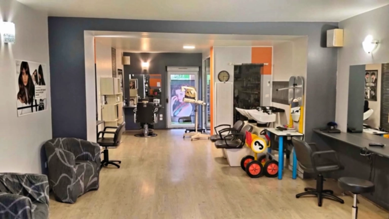 Vue générale du salon Emm’Style Coiffure à Geneuille, avec ses fauteuils de coiffure et ses bacs à shampoing
