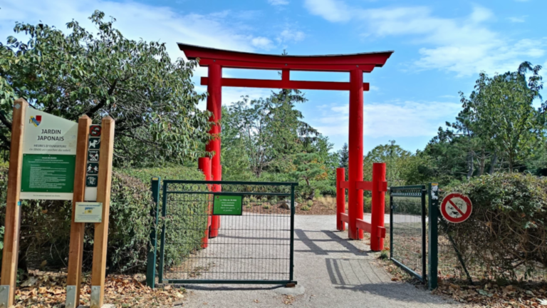 Entrée du jardin japonais de Dijon sous le grand torii rouge de la rue Robert-Delaunay.