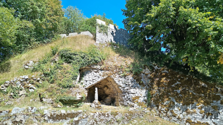 Grottes mariales aménagées dans la roche sous le belvédère de Passavant