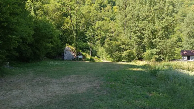 Espace verdoyant du Val de Cusance entouré de versants boisés