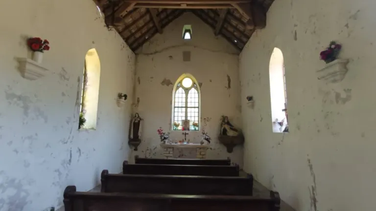 Nef, bancs en bois et autel de la chapelle Saint-Ermenfroi à Cusance