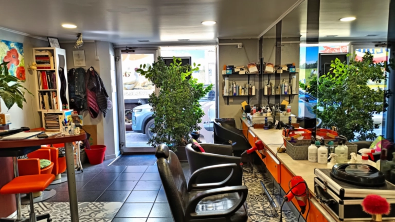 Intérieur du salon de coiffure Studio 24, rue de Belfort à Besançon.