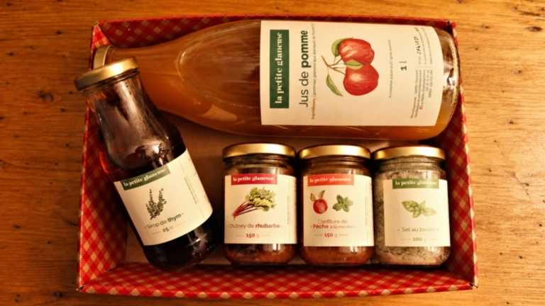 Coffret gourmand La Petite Glaneuse avec jus de pomme, sirop et bocaux artisanaux.
