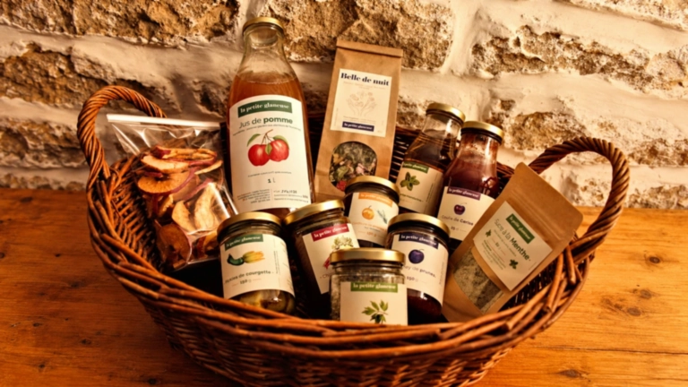 Panier gourmand La Petite Glaneuse avec jus de pomme, confitures, sirops et tisanes.