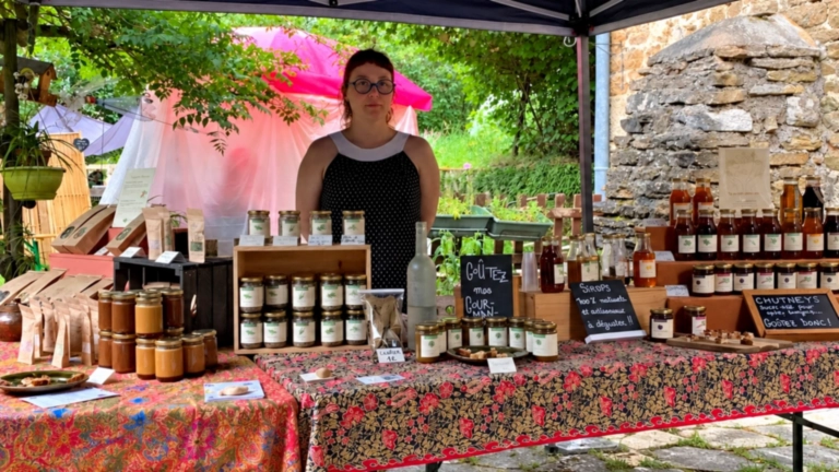 Stand de La Petite Glaneuse avec sirops, confitures et chutneys artisanaux.