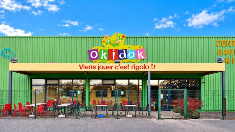 Façade du parc de jeux couvert Okidok à Besançon avec son logo et la mascotte Oki