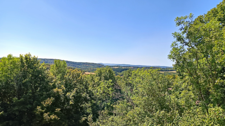 Panorama sur les collines boisées du Doubs Baumois depuis le belvédère de Passavant