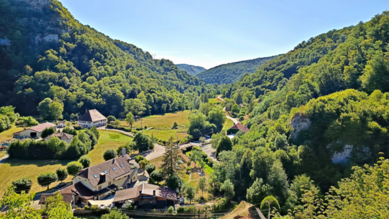 Panorama sur le Val de Cusance et les versants boisés depuis la chapelle Saint-Ermenfroi