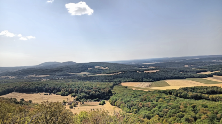 Panorama sur les collines boisées et la vallée de l’Ognon depuis la Tour des Bois