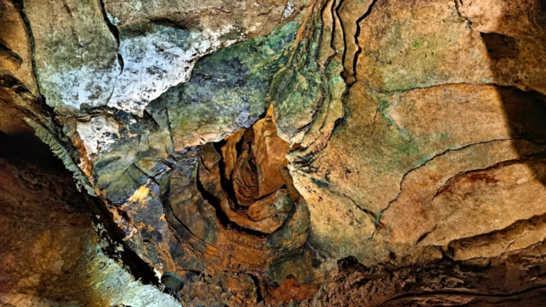 Reliefs, fissures et couleurs des parois calcaires de la grotte de la Crétanne à Bèze