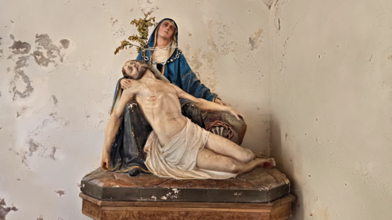 Pietà représentant la Vierge tenant le Christ dans la chapelle Saint-Ermenfroi