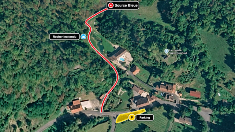 Plan d’accès à la Source Bleue de Cusance depuis le parking, avec le chemin pédestre, le Rocher inattendu et la chapelle Saint-Erminfroid