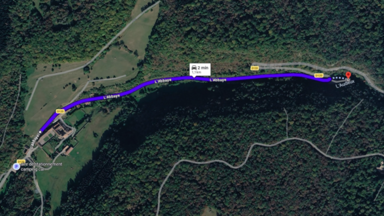 Carte localisant la cascade de l'Audeux près de l'Abbaye de la Grâce-Dieu dans le Doubs, avec le trajet routier permettant d'accéder au parking de la cascade.