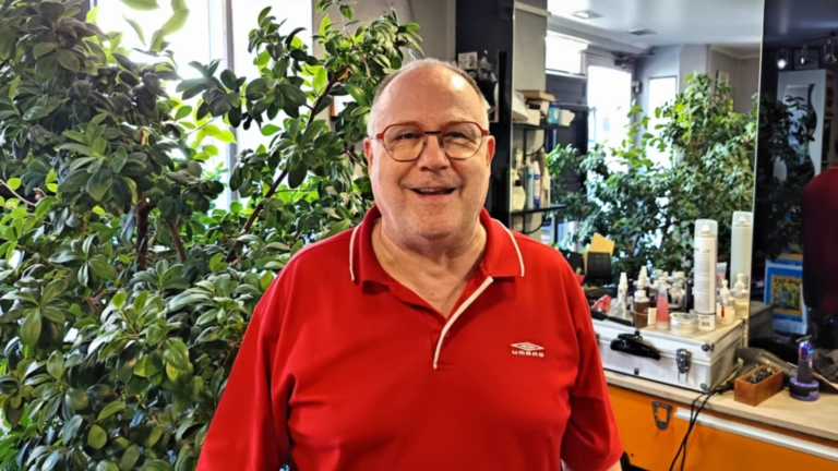 Portrait de Raymond, coiffeur au salon Studio 24 à Besançon.