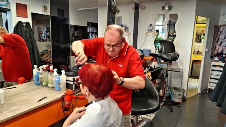 Raymond coupe les cheveux d’une cliente au salon Studio 24 à Besançon.