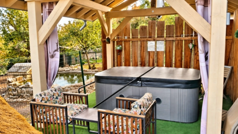 Espace détente avec spa couvert et transats chez Roul’Poul à Malbrans