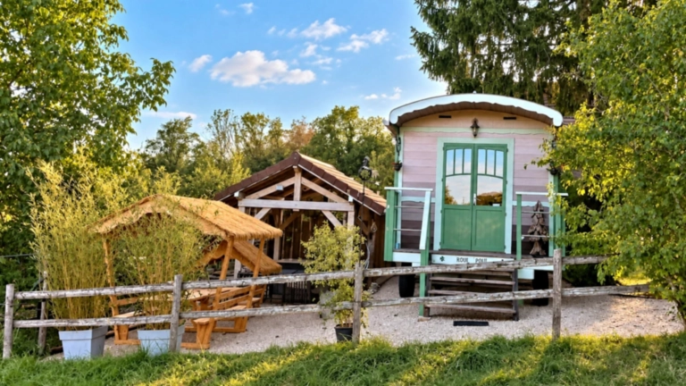 Roulotte Roul’Poul et son espace spa couvert à Malbrans dans le Doubs
