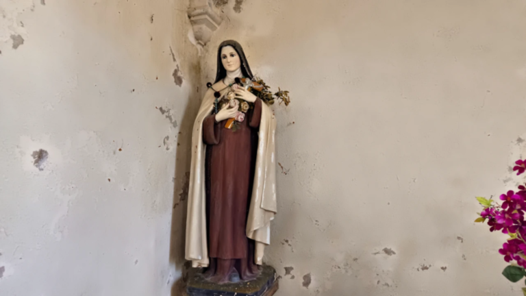 Statue religieuse fleurie à l’intérieur de la chapelle Saint-Ermenfroi à Cusance