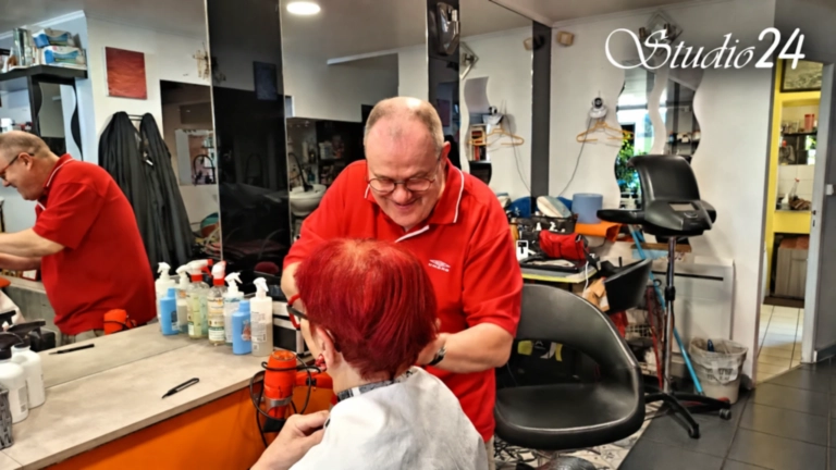Raymond réalise une prestation de coiffure au salon Studio 24 à Besançon.