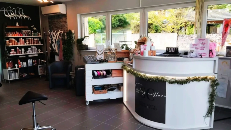 Comptoir d’accueil et présentoir de produits du salon Styling Coiffure à Étuz
