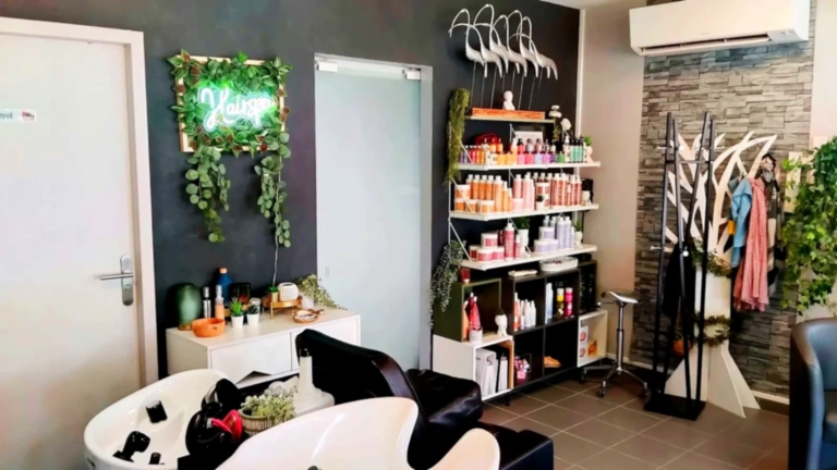 Bacs de lavage et présentoir de produits capillaires chez Styling Coiffure à Étuz