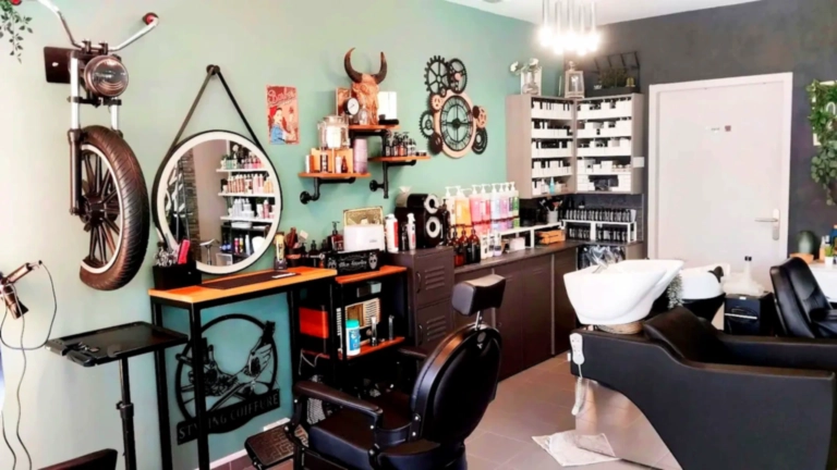 Fauteuil et espace barbier avec produits capillaires chez Styling Coiffure à Étuz