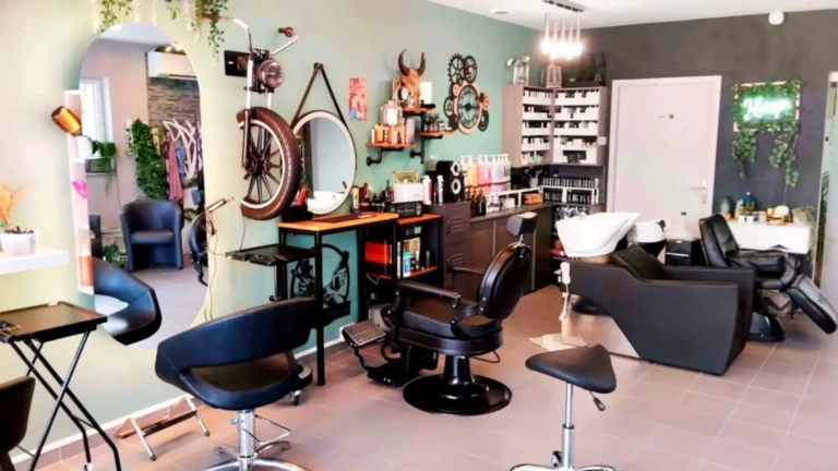 Postes de coiffure, espace barbier et bac de lavage au salon Styling Coiffure à Étuz