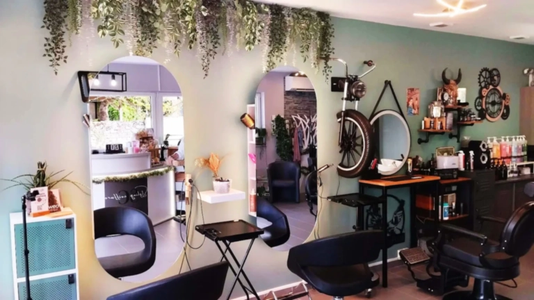 Postes de coupe avec miroirs et fauteuils du salon Styling Coiffure à Étuz