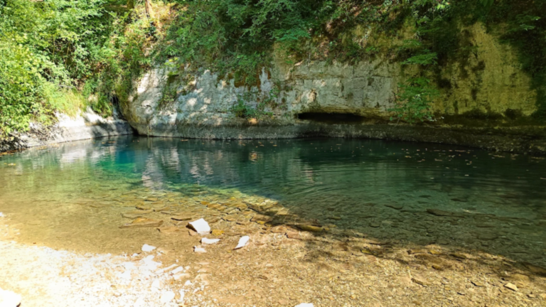 Vue générale de la vasque limpide de la Source Bleue au Val de Cusance