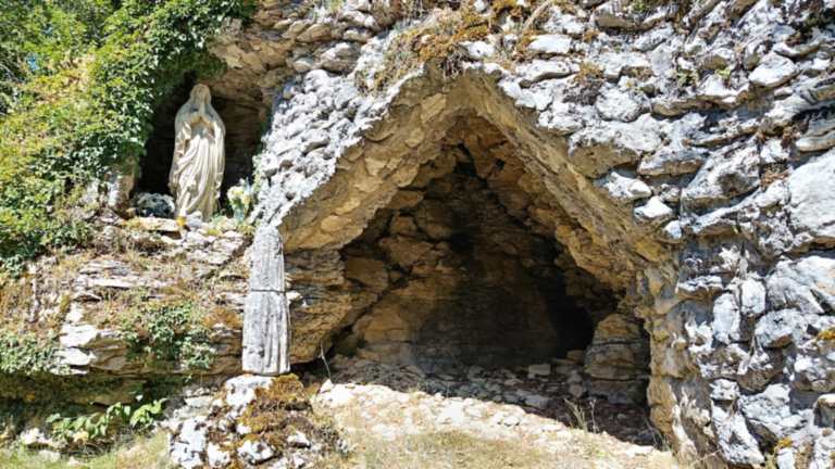 Statue de la Vierge installée dans une grotte mariale à Passavant