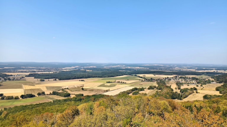 Village de La Tour-de-Sçay entouré de champs et de forêts vu depuis la plateforme de la Tour des Bois